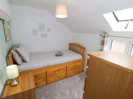 A bedroom with a single bed and chest of drawers at The Golden Cross Cottage in Evesham