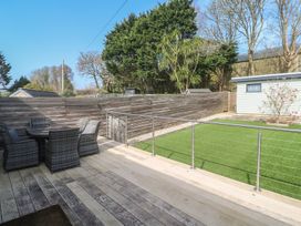 A garden with decking and outdoor furniture at Ash Barn Falmouth