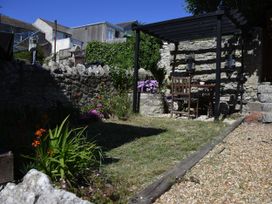 A garden with a table and chairs at 33 High Street Fortuneswell