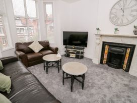 Apartment 2 - North Wales - 1138784 - thumbnail photo 3