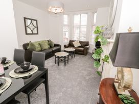 Apartment 2 - North Wales - 1138784 - thumbnail photo 5