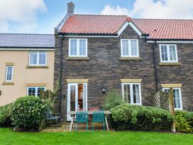 A house with a garden featuring a table and chairs at The Beach Retreat The Bay - Filey