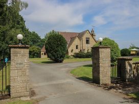 A house with a park entrance and trees at Swan in Shobdon