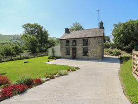 A house with a driveway and garden at Felin Gogoyan in Tregaron