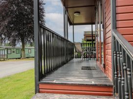 A deck with steps and chairs at Snowdrop in Eardisland