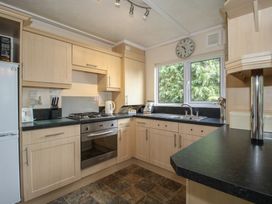 A kitchen with cabinets and appliances at Snowdrop in Eardisland