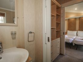 A bathroom with sink and mirror at Daisy in Eardisland