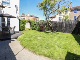 A garden with table and chairs at Sunrise House Pakefield near Lowestoft