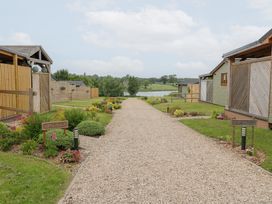 A pathway with cabins on either side at Hazel in Oakthorpe near Donisthorpe