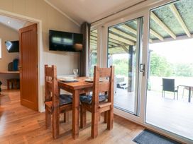 A dining area with a table and chairs at Hazel Oakthorpe near Donisthorpe