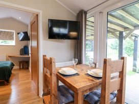 A dining room with a table and chairs at Hazel Oakthorpe near Donisthorpe