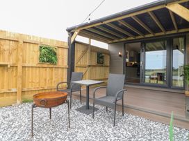 An outdoor area with a table and chairs at Hazel in Oakthorpe near Donisthorpe