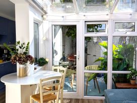 A conservatory with a table and chairs at Harbour Retreat in Weymouth