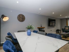 A dining room with a table and chairs at Ranbir House in Longhope