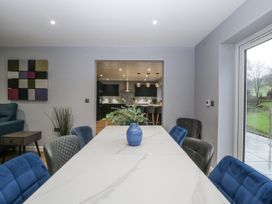 A dining room with a table and chairs at Ranbir House in Longhope