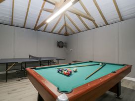 A game room with a pool table and a ping pong table at Ranbir House in Longhope