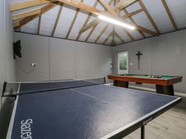 A game room with a table tennis table and a pool table at Ranbir House in Longhope