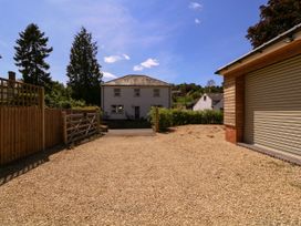An outdoor view of a house and garage at Ranbir House in Longhope