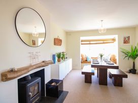 A dining room with a table and chairs at Tansea in Hope Cove
