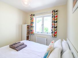 A bedroom with a bed and a window at Tansea in Hope Cove