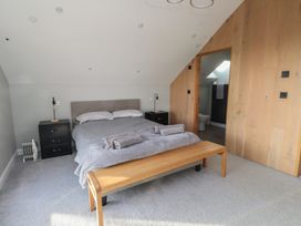 A bedroom with a bed and bedside tables at The Hideaway
