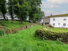An outdoor area with grass and trees at The LA'AL Cragg in Kirkby Stephen