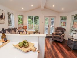 A living room with a cutting board and plants at Willows Lodge, White Cross Bay, near Windermere