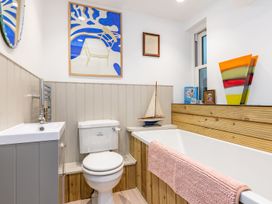 A bathroom with a bathtub, sink and toilet at 14 Marine Parade, Lyme Regis