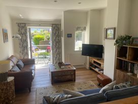 A living room with furniture and a view to the outside at Hamnavoe Stoke Fleming