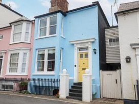 A blue house with a yellow door at Astondene, East Cliff, Southwold