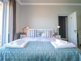 A bedroom with a bed and bedside tables at Harbourside Dartmouth