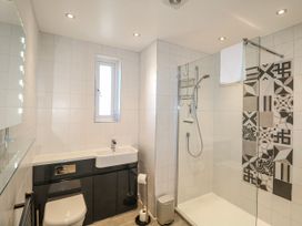 A bathroom featuring a shower, toilet, and sink at Harbourside in Dartmouth