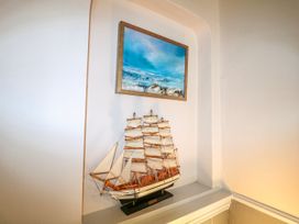 A model ship and a painting in a living room at Harbourside Dartmouth