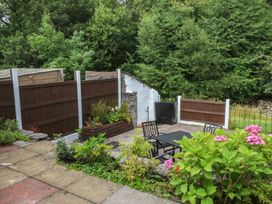 A garden with a table and chairs at Chandos in Dolwyddelan