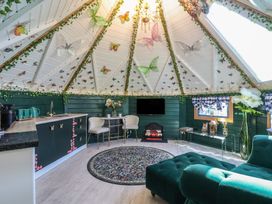 A kitchen and living area with furniture at Applejacks Orchard in Holywell
