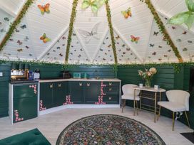 A kitchen with cabinets and seating area at Applejacks Orchard in Holywell