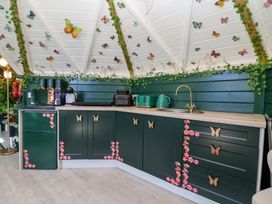 A kitchen with cabinets and appliances at Applejacks Orchard in Holywell