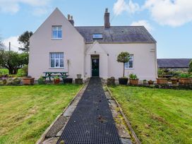 A house with a pathway and garden at Mallards Rest in Llandwrog near Bontnewydd, Gwynedd