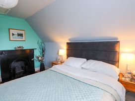 A bedroom with a bed and bedside tables at Mallards Rest, Llandwrog near Bontnewydd, Gwynedd