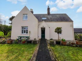 A house with a pathway and garden at Mallards Rest in Llandwrog near Bontnewydd, Gwynedd