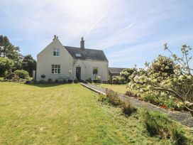 A house with a garden and pathway at Mallards Rest in Llandwrog near Bontnewydd, Gwynedd