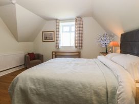 A bedroom with a bed and window at Mallards Rest Llandwrog near Bontnewydd Gwynedd