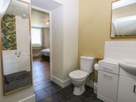 A bathroom featuring a bathtub, toilet, and sink at Mallards Rest in Llandwrog near Bontnewydd, Gwynedd