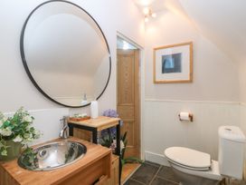 A bathroom with a sink and toilet at Mallards Rest Llandwrog near Bontnewydd Gwynedd