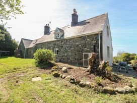 A house with garden and patio area at Mallards Rest in Llandwrog near Bontnewydd, Gwynedd