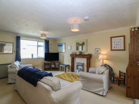 A living room with a television and sofa at Wingelock in Rhosneigr