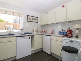 A kitchen with appliances and storage at Wingelock in Rhosneigr
