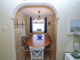 A dining room with a table and chairs at Wingelock in Rhosneigr