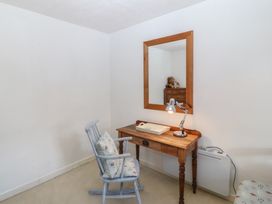 A bedroom with a desk and lamp at Wingelock in Rhosneigr