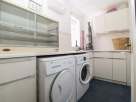A laundry room with washing machine and dryer at Wingelock in Rhosneigr